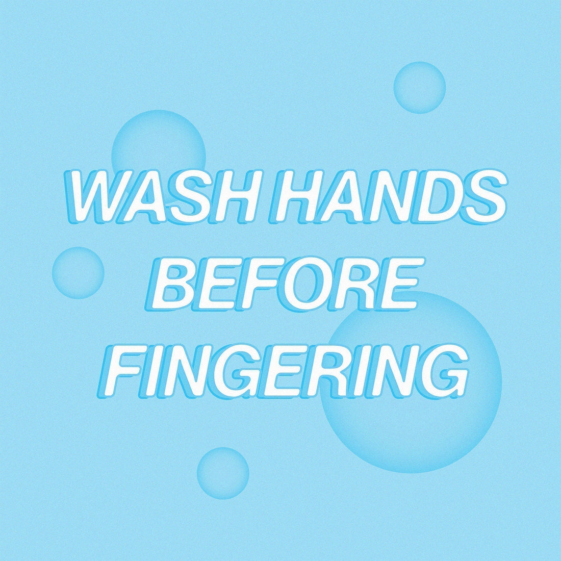 Blå baggrund med bobler. Teksten siger "wash your hands before fingering"