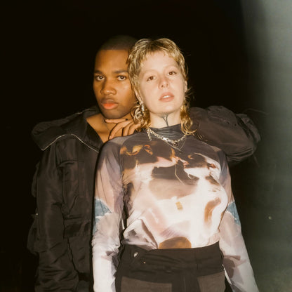 Fine Chaos x Peechy Mag angelic mesh top på farvet baggrund