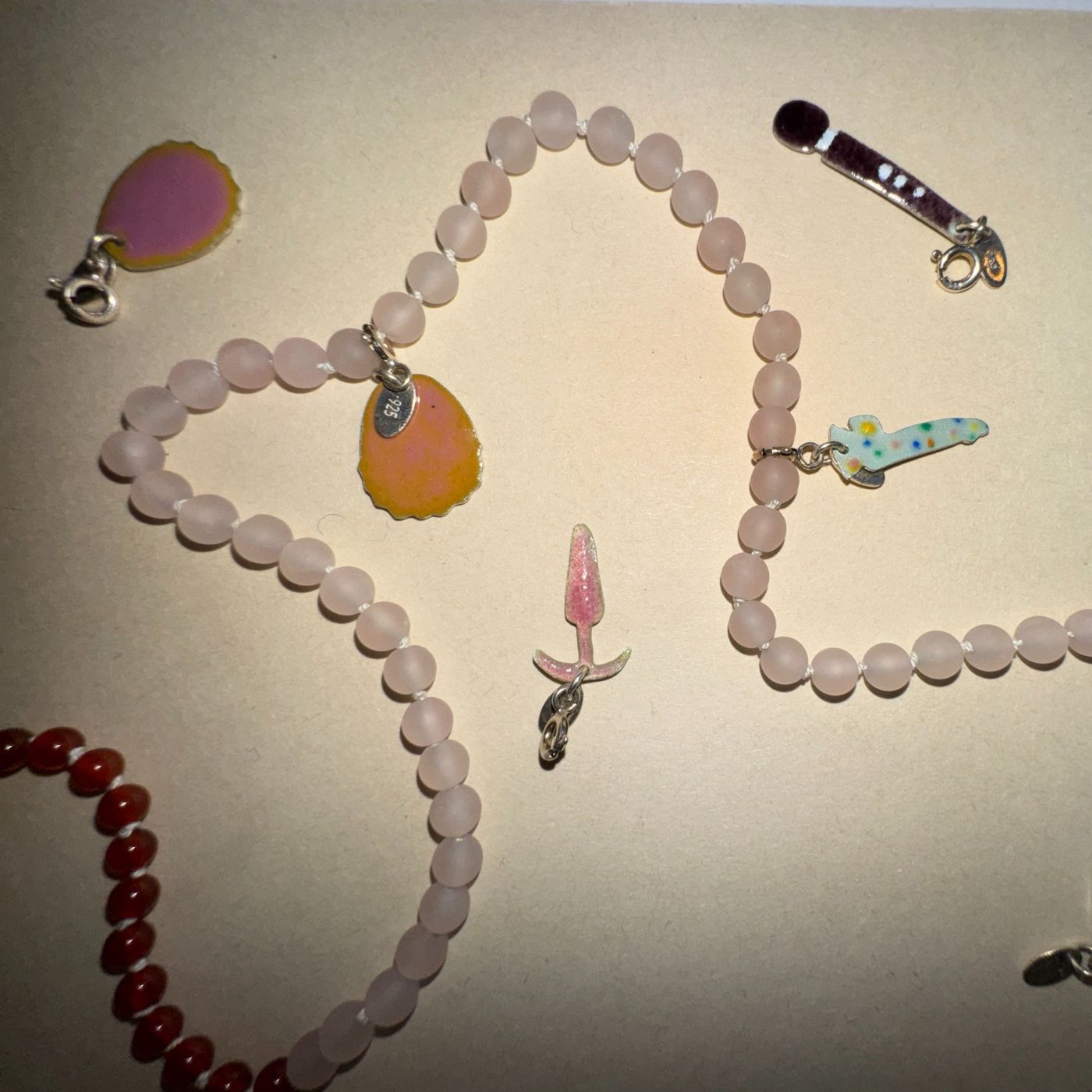 ANNE LAHN SPACE X PEECH VEDHÆNG