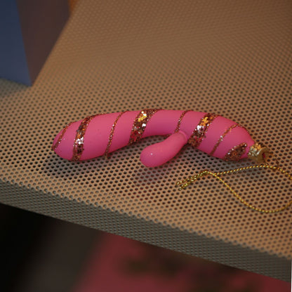 Peech julekugle 2023 som lyserød rabbit vibrator julepynt set fra siden