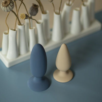 Pine buttplug i beige med stålkugler i set fra siden