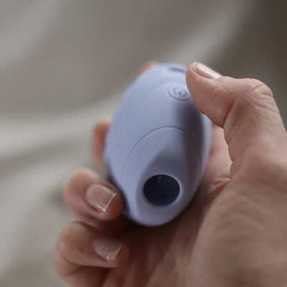 CLAMY klitorisvibrator liggende i en åben håndflade