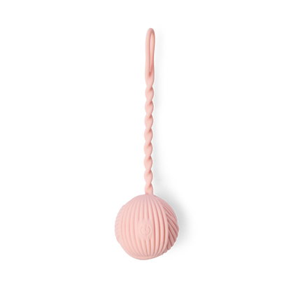 Lærke Bagger x Peech vibrator formet som en garnnøgle i lyserød silikone med riflet overflade og fleksibel snor