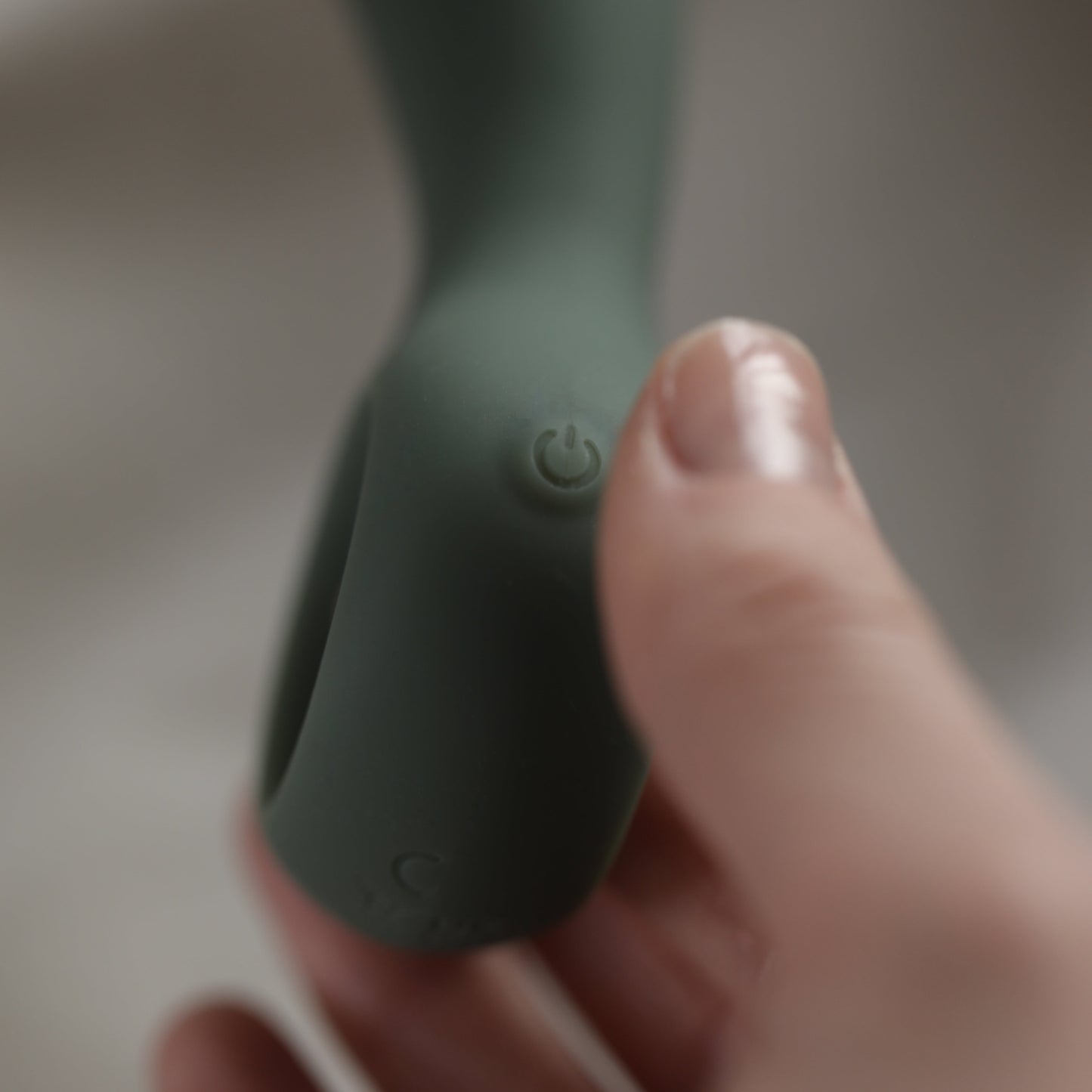 Strive dildo i hånd