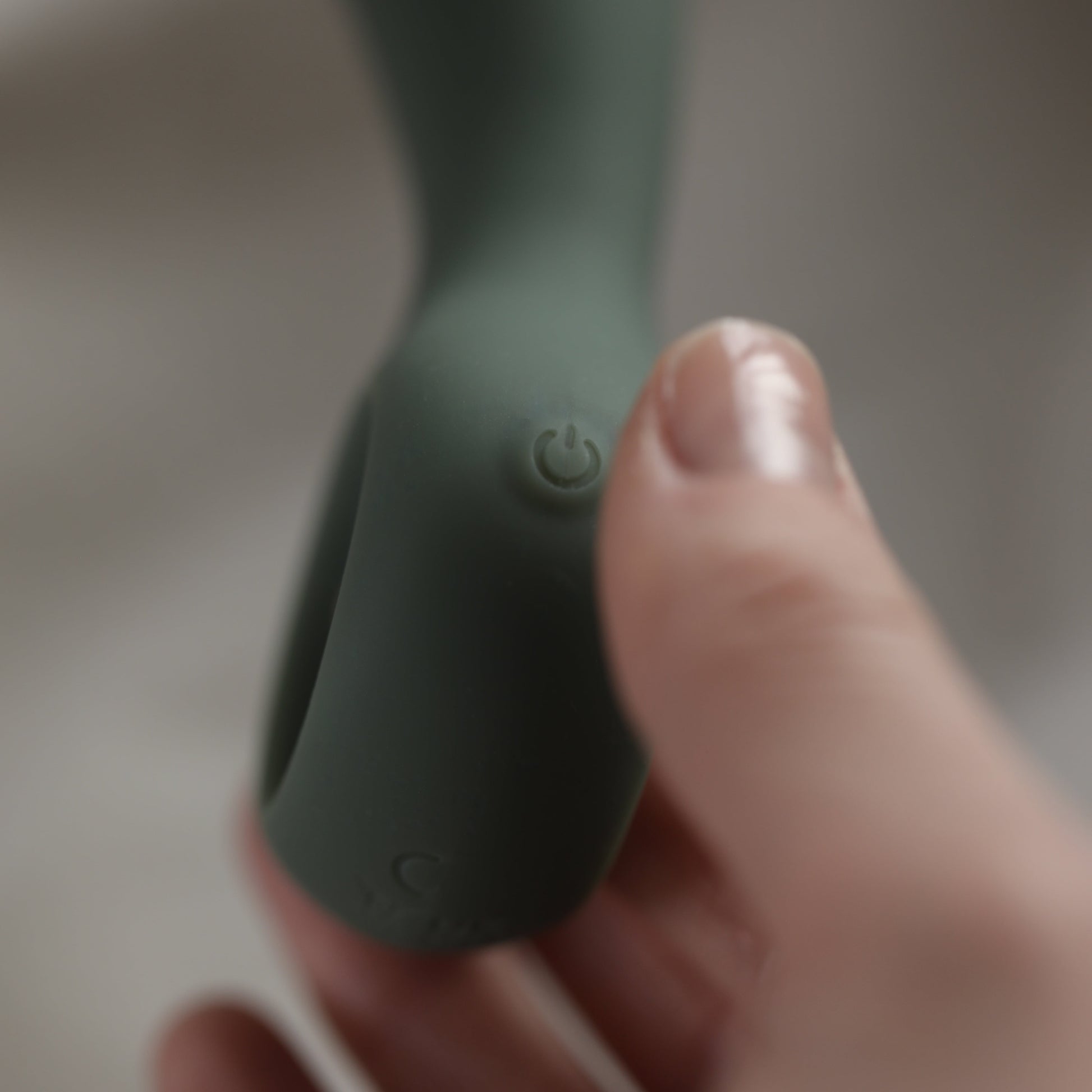 Strive dildo i hånd