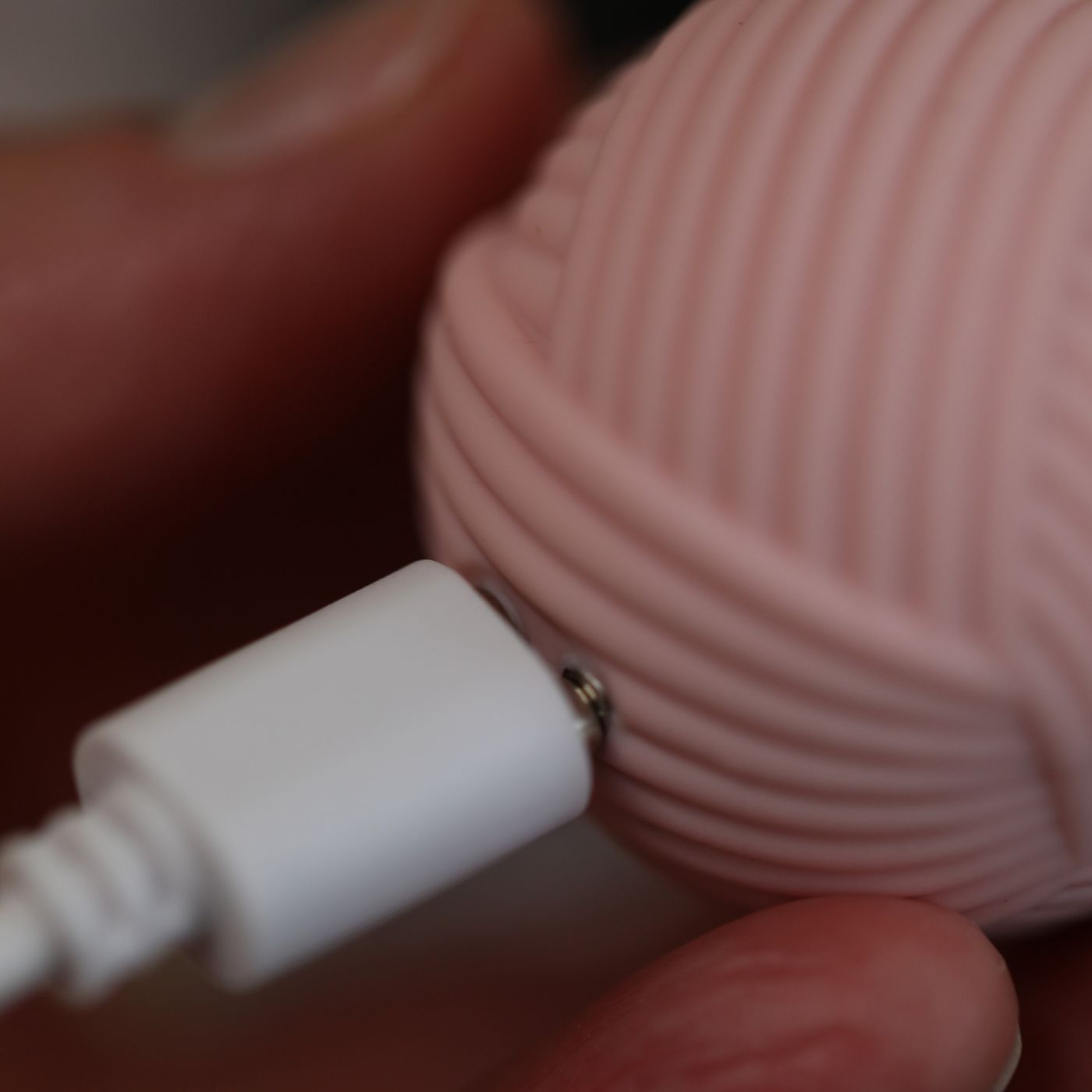 Nærbillede af opladerstikket sat i Lærke Bagger x Peech vibratoren