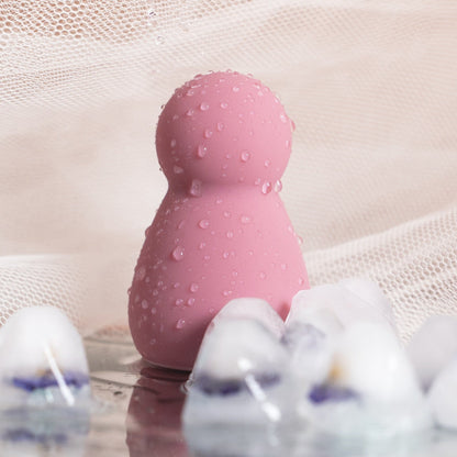 Pawny Peech vibrator på hvid baggrund set fra en anden vinkel