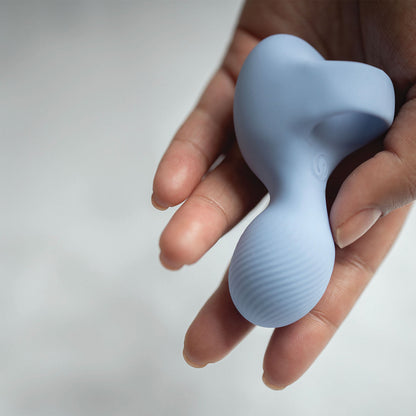 Tickly lille og prisvenlig genopladelig vibrator set fra en anden vinkel