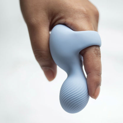 Tickly lille og prisvenlig genopladelig vibrator set fra siden