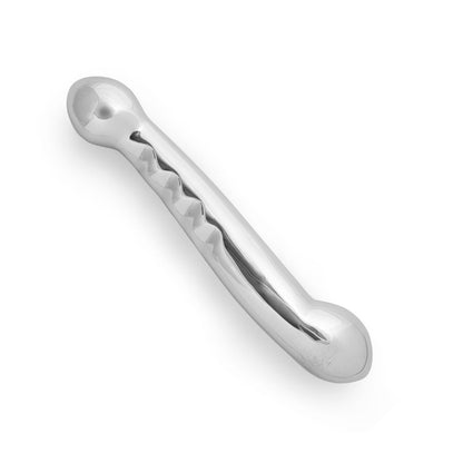 Elegant metal dildo set fra en anden vinkel