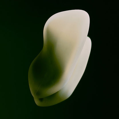 Nærbillede af Sitre New Heights vibrator med skulpturelt, asymmetrisk design