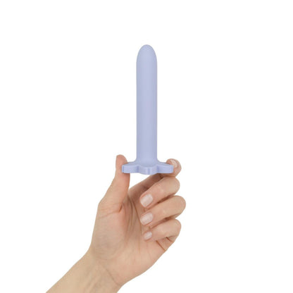 Dilator med blomsterbund i hånd set fra siden