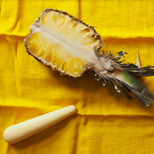 Mikazuki vibrator på gul baggrund med ananas fra peech